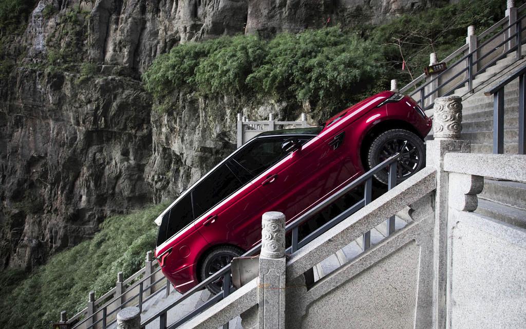 LAND ROVER | RANGE ROVER SPORT- DRAGON CHALLENGE - Ein Berg mit 99 Kurven & 999 Stufen Bild 1 von 5