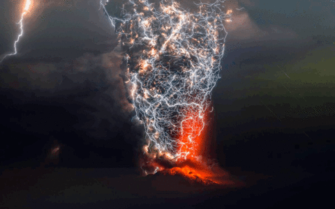 Die Luft knistert: Vulkanische Gewitter in Eruptionswolken 