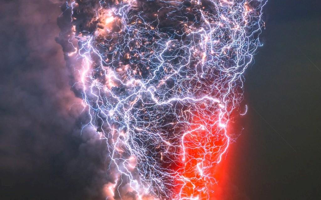 Die Luft knistert: Vulkanische Gewitter in Eruptionswolken  Bild 4 von 9