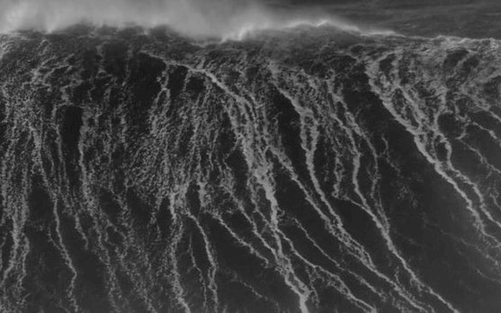 Surf-Film | Nazaré Surf - Black Carnival Image 1 from 1