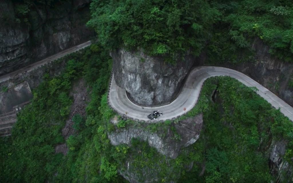 Ken Block vernichtet Chinas tödlichste Straße  Bild 3 von 6