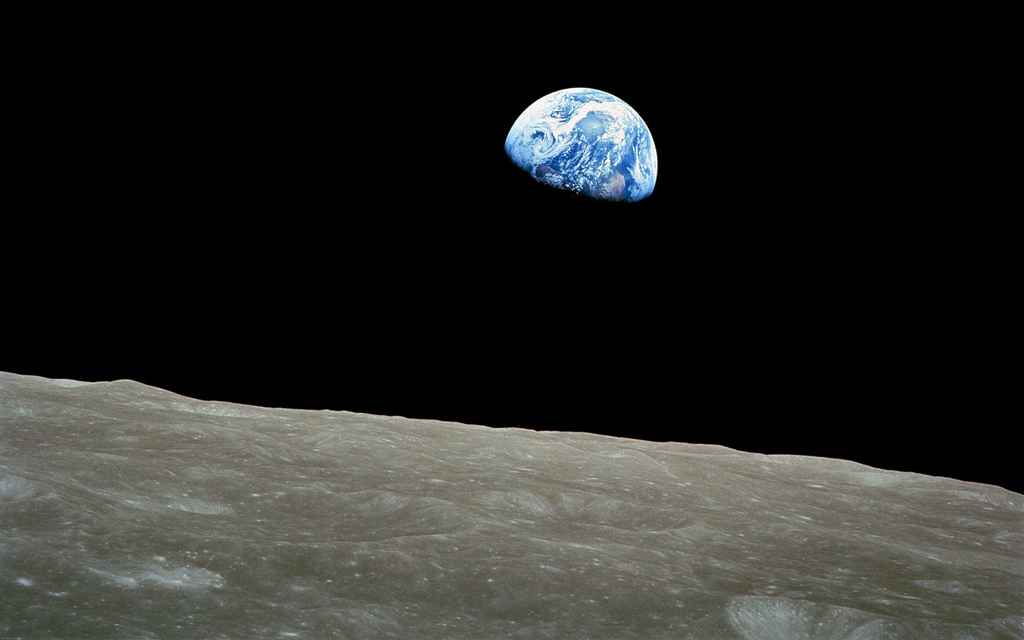 Apollo 8 Photo "Earthrise" | Erstes Bild des Erdaufgangs über dem Mondhorizont  Bild 2 von 14