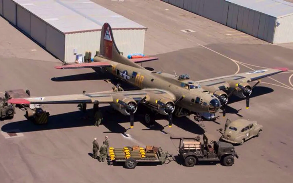 BOMBER CAMP | LIVING HISTORY - Flugerlebnis mit Original US Air Force Bomber Bild 5 von 8