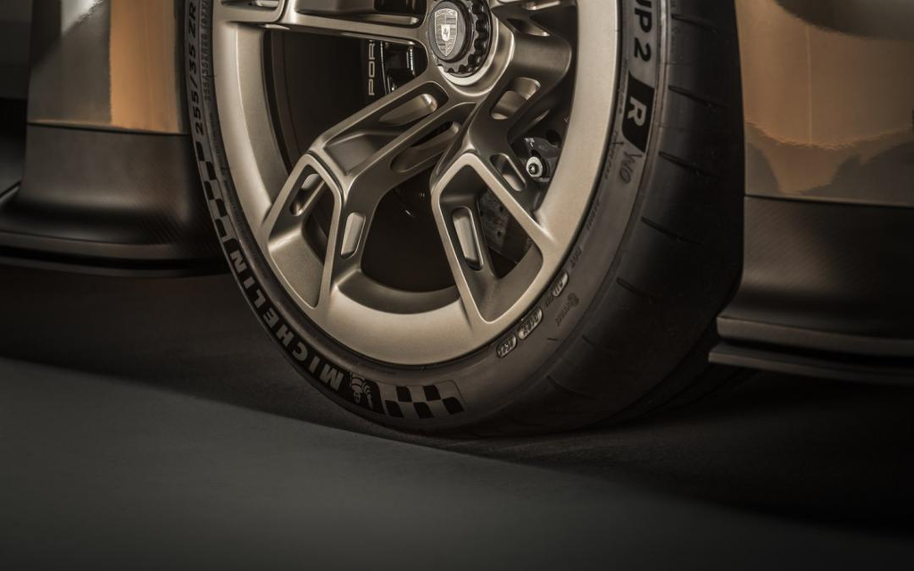PORSCHE MISSION X | E-Hypercar für neue Nordschleifen Rundenrekorde Image 26 from 38