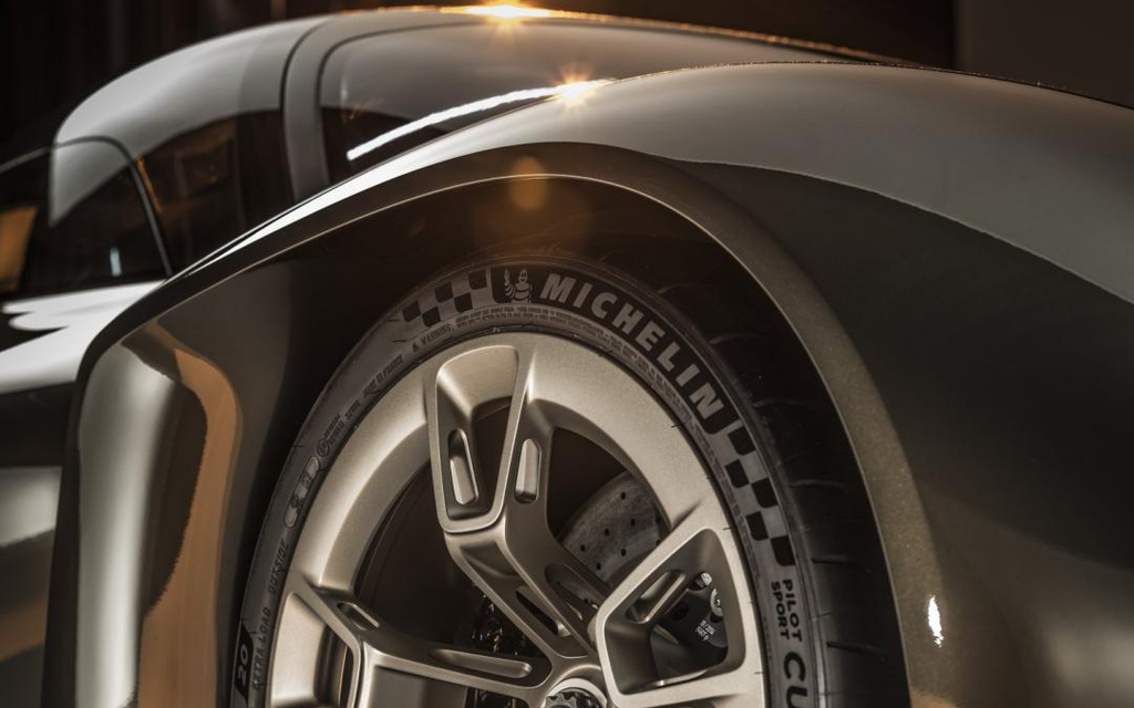 PORSCHE MISSION X | E-Hypercar für neue Nordschleifen Rundenrekorde Image 25 from 38