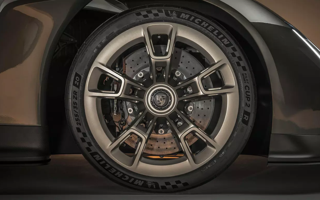 PORSCHE MISSION X | E-Hypercar für neue Nordschleifen Rundenrekorde Image 28 from 38