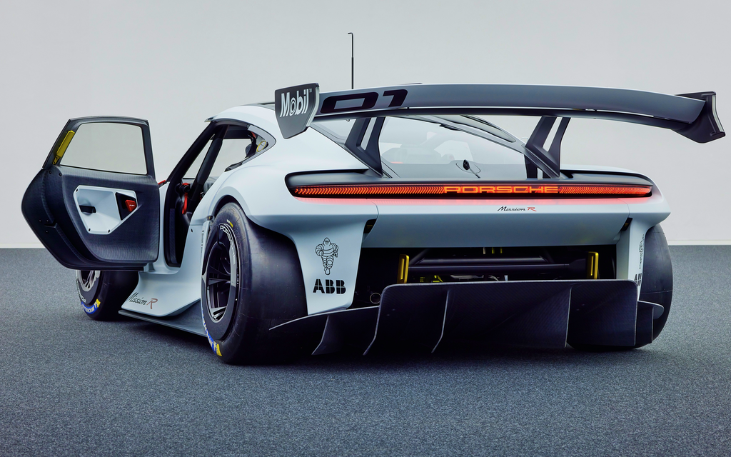 PORSCHE Mission R | Das 1.088 PS E-Motorsport Rennlabor mit 300 km/h Performance  Image 4 from 43