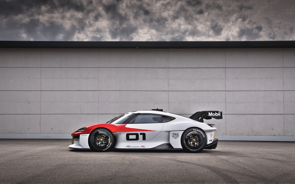 PORSCHE Mission R | Das 1.088 PS E-Motorsport Rennlabor mit 300 km/h Performance  Bild 16 von 43