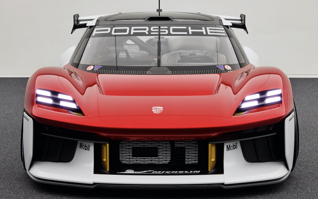 PORSCHE Mission R | Das 1.088 PS E-Motorsport Rennlabor mit 300 km/h Performance  Bild 13 von 43