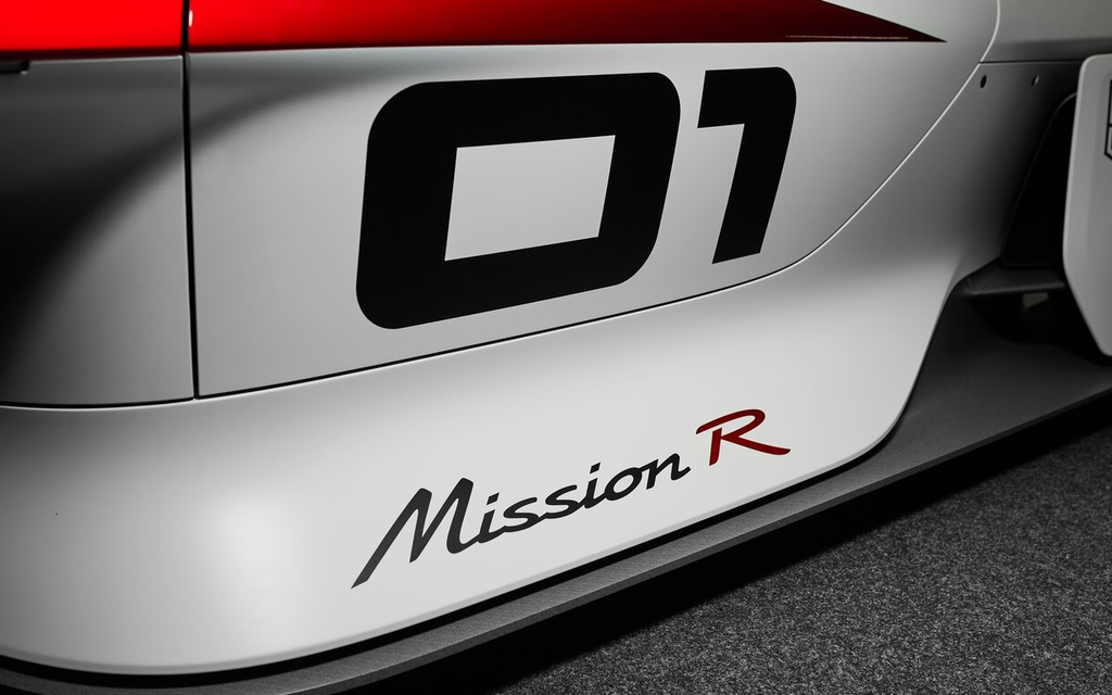 PORSCHE Mission R | Das 1.088 PS E-Motorsport Rennlabor mit 300 km/h Performance  Bild 23 von 43