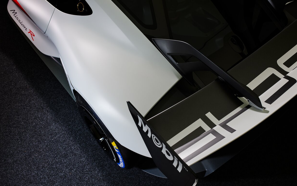 PORSCHE Mission R | Das 1.088 PS E-Motorsport Rennlabor mit 300 km/h Performance  Bild 19 von 43