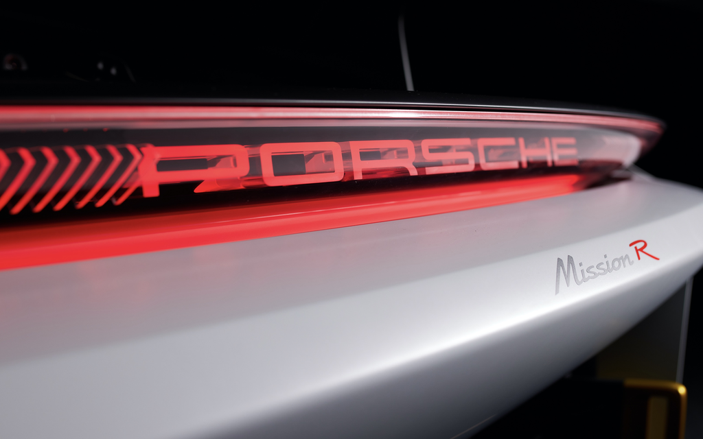 PORSCHE Mission R | Das 1.088 PS E-Motorsport Rennlabor mit 300 km/h Performance  Bild 25 von 43