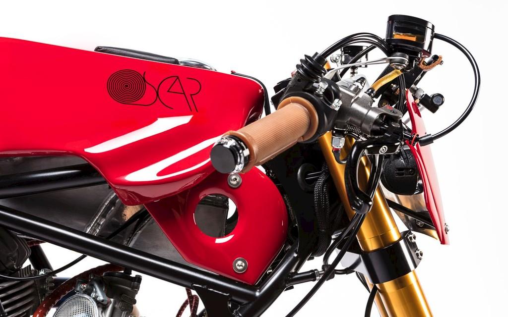 DUCATI 750 GP | WOOLAWAY & ALPINESTARS - Jubiläum Custom Bike Build  Image 3 from 6