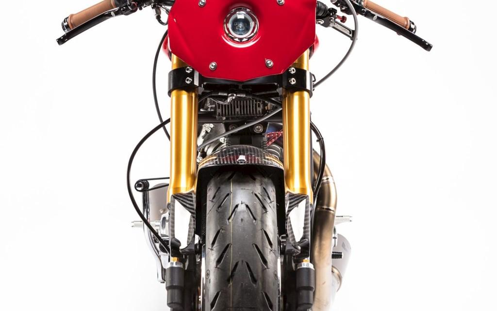 DUCATI 750 GP | WOOLAWAY & ALPINESTARS - Jubiläum Custom Bike Build  Image 4 from 6