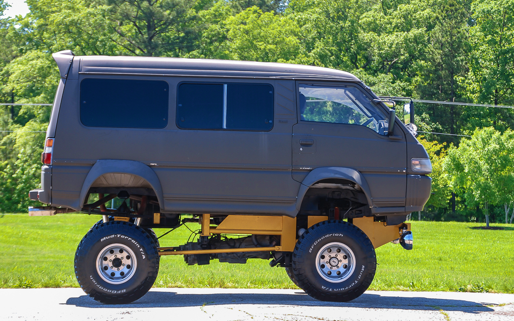 Полноприводный минивэн. Mitsubishi Delica 4x4. Митсубиси Делика 4х4 1991. Mitsubishi Delica 4 Люфтованная. Mitsubishi микроавтобус 4х4