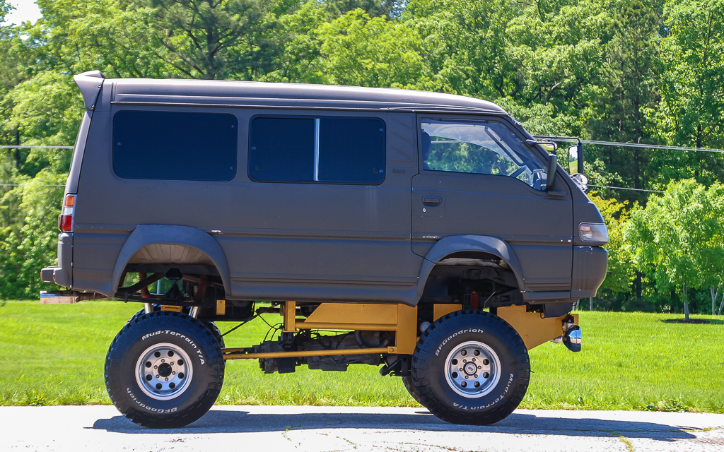 Купить микроавтобус полный привод. Mitsubishi Delica 4x4. Mitsubishi l300 Делика. Лифт Делика l300. Делика лифтованная.